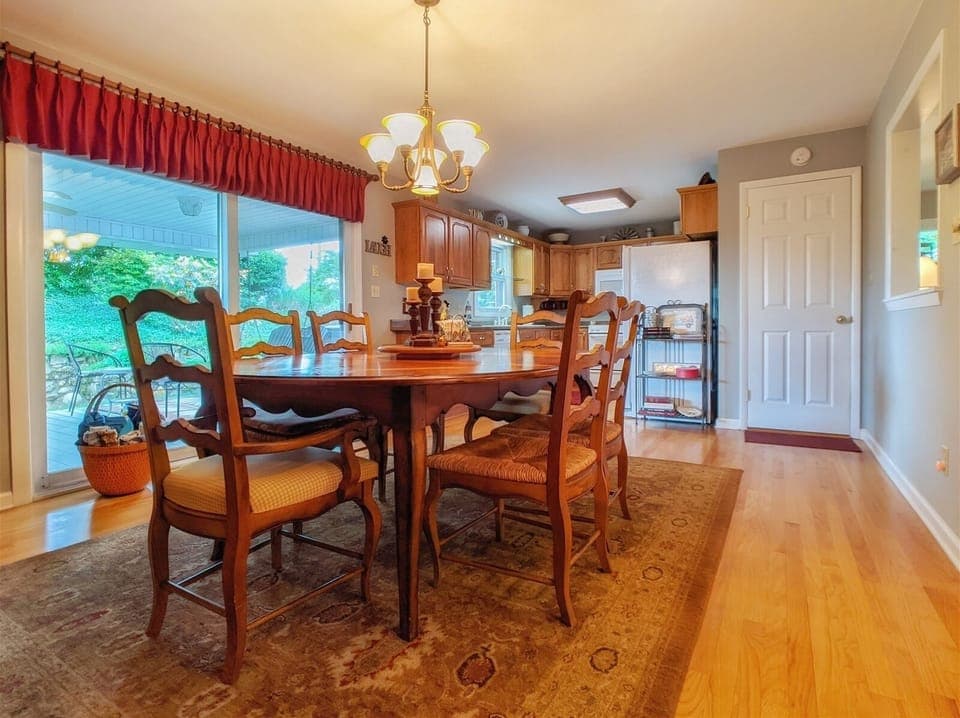 Dining/Kitchen Area
