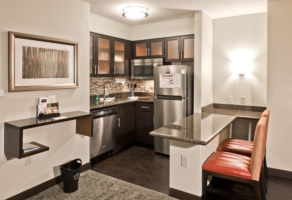 Full-size fridge, microwave, stovetop, dishwasher