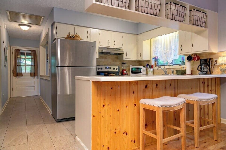 Fully-Equipped Kitchen with Bar