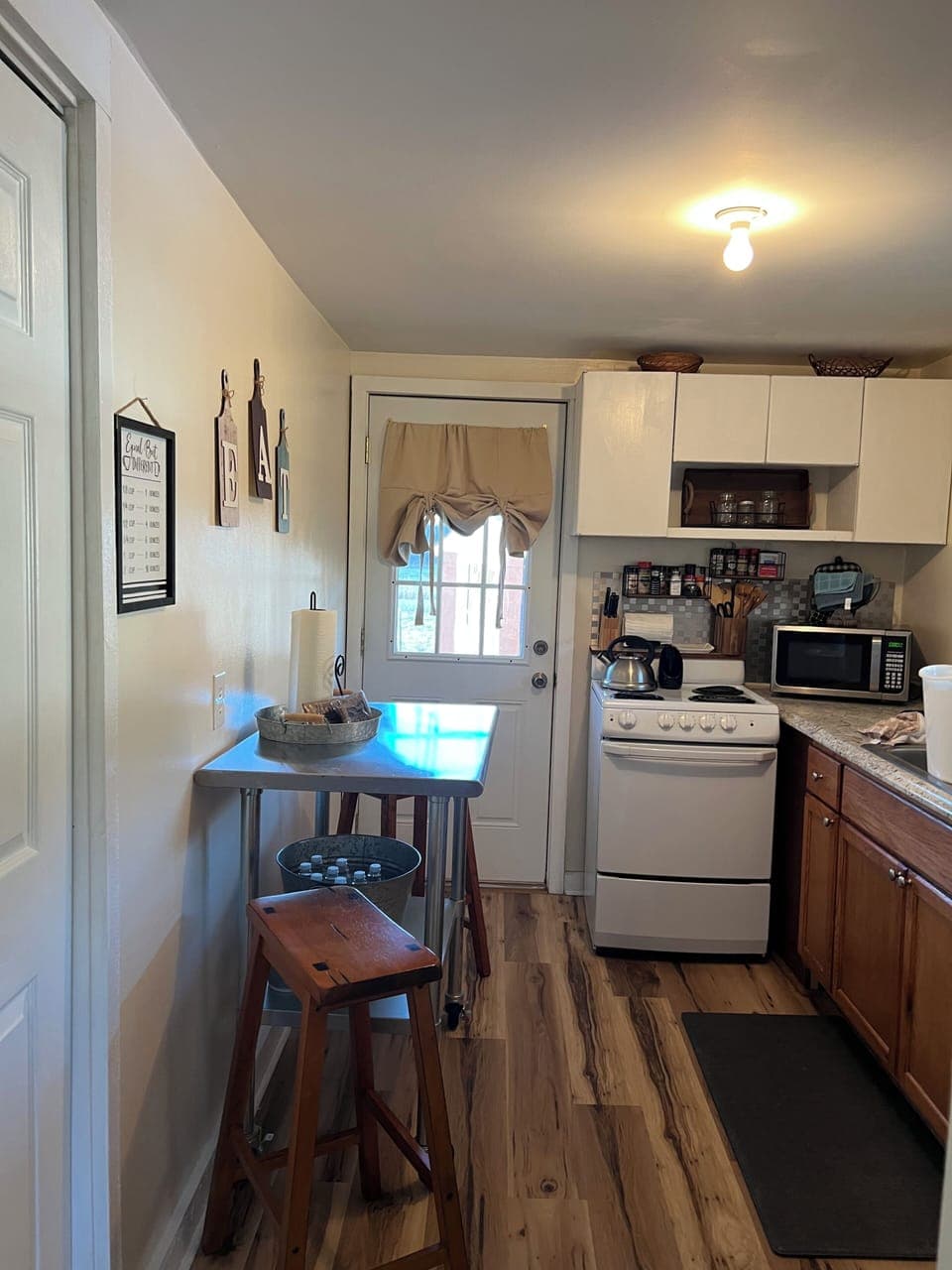 Full kitchen.