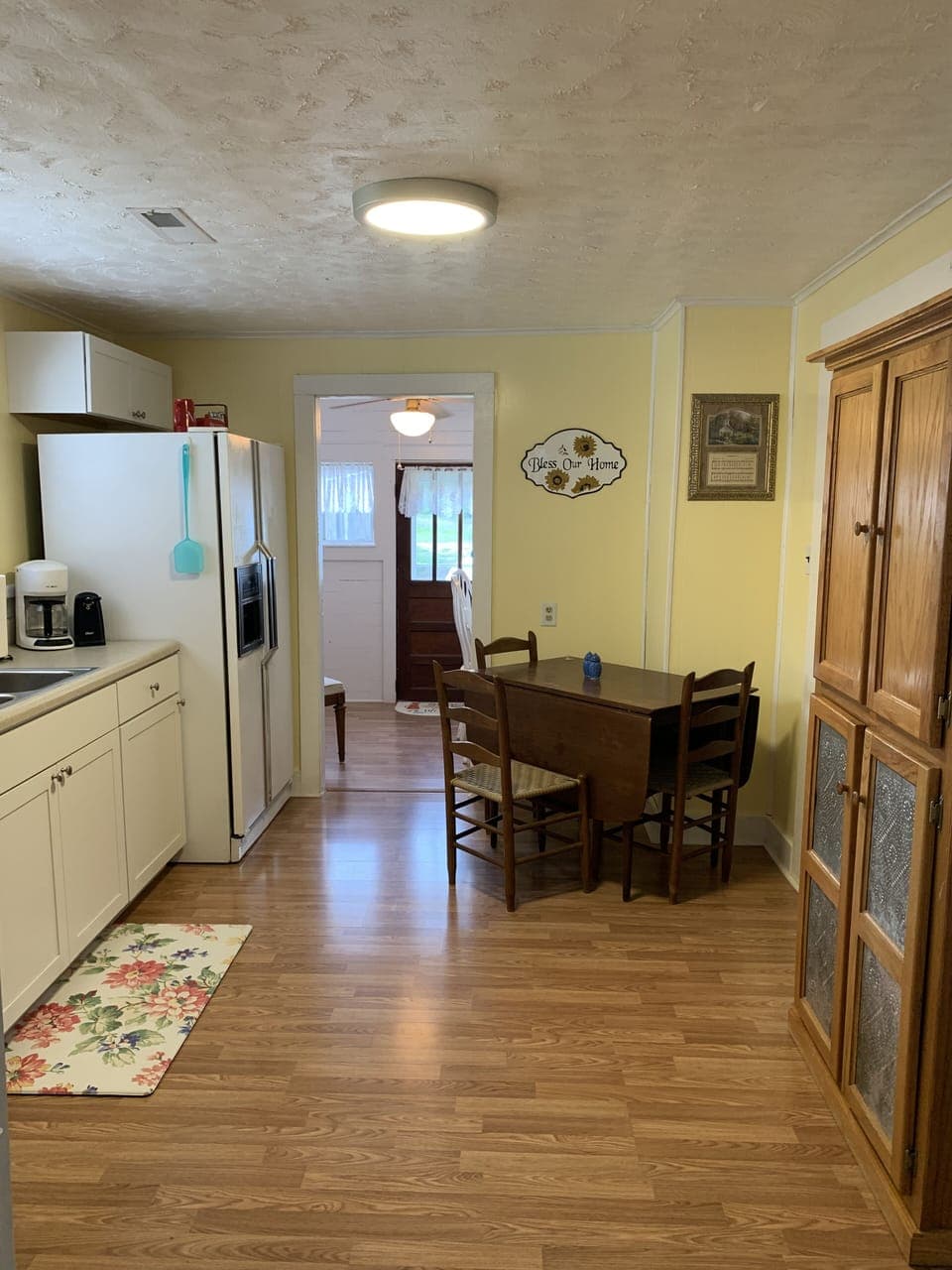 Fully Equipped Kitchen with eat-in area