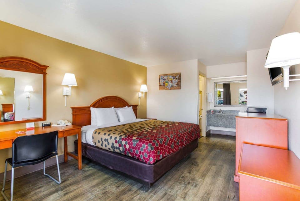 Room, 1 King Bed, Non Smoking | Iron/ironing board, free WiFi, bed sheets, alarm clocks