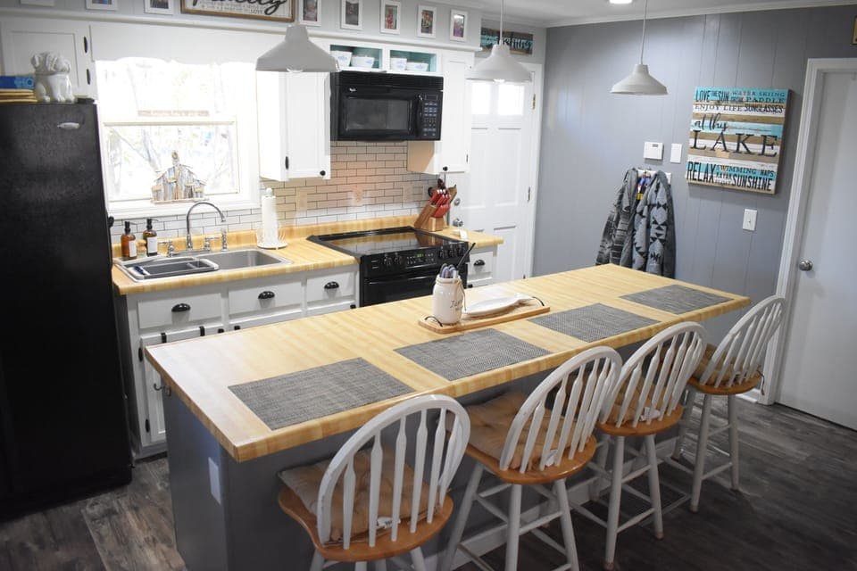 Kitchen with island