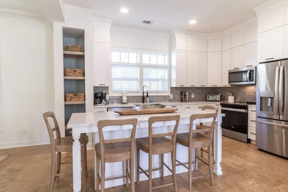 Kitchen Island w/ seating for 5