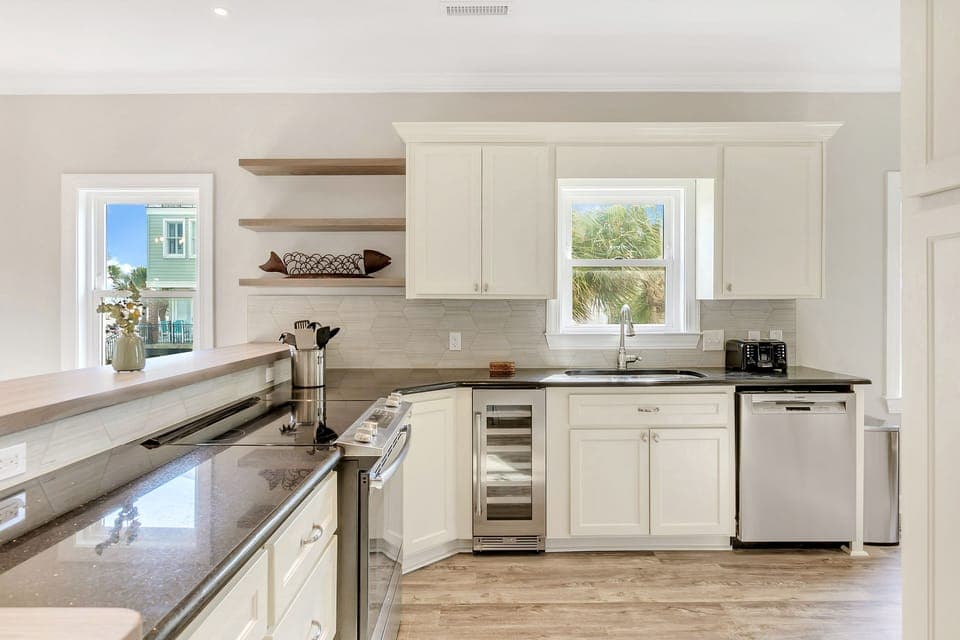 Fully Equipped Kitchen with Breakfast Table