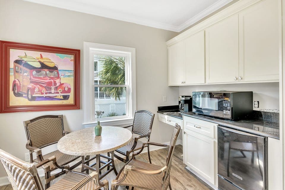 Fully Equipped Kitchen with Breakfast Table