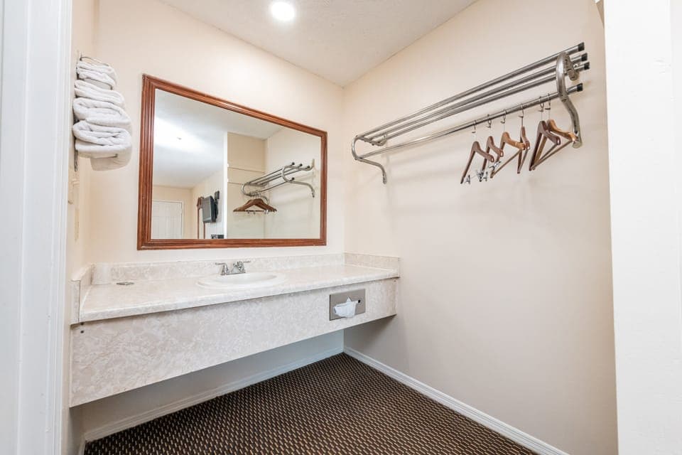 Combined shower/tub, towels, soap, shampoo