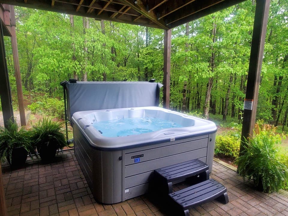 Private outdoor hot tub seats 6 large group cabin near Helen, GA sleeps upto 18.
