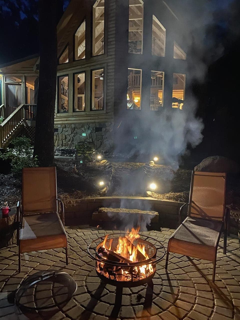 Cozy evening  fires overlooking lake !🍷🍷