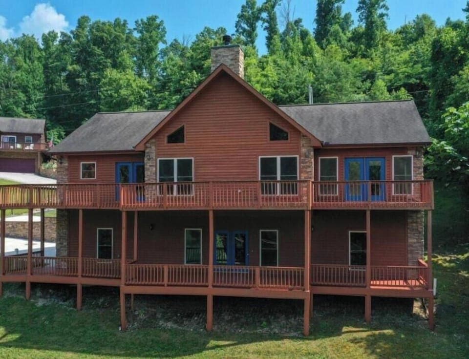Lots of room on the 2 level decks 