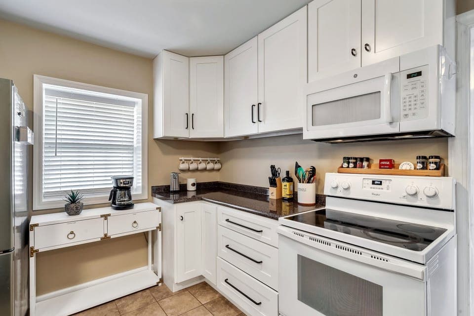 FULL KITCHEN 