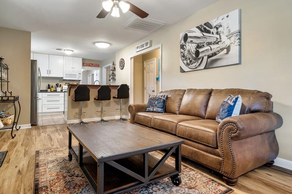 DEN/KITCHEN 
FOLD OUT QUEEN SIZE COUCH BED