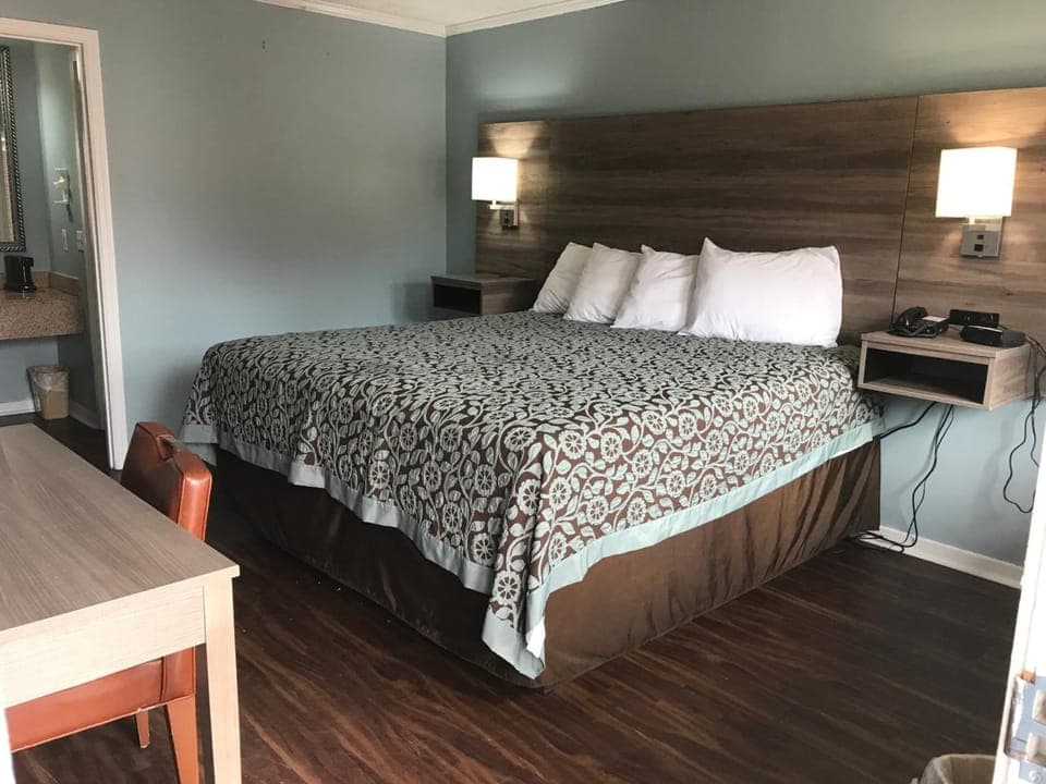 Standard Room, 1 King Bed | Pillowtop beds, laptop workspace, iron/ironing board, free WiFi