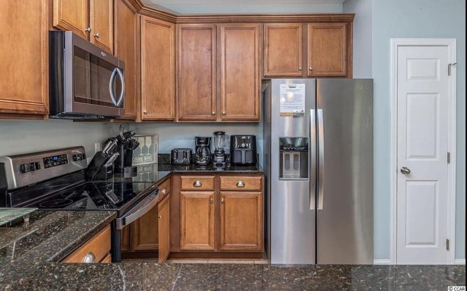 Fully stocked kitchen:  Crock pot, Instapot, and air fryer included