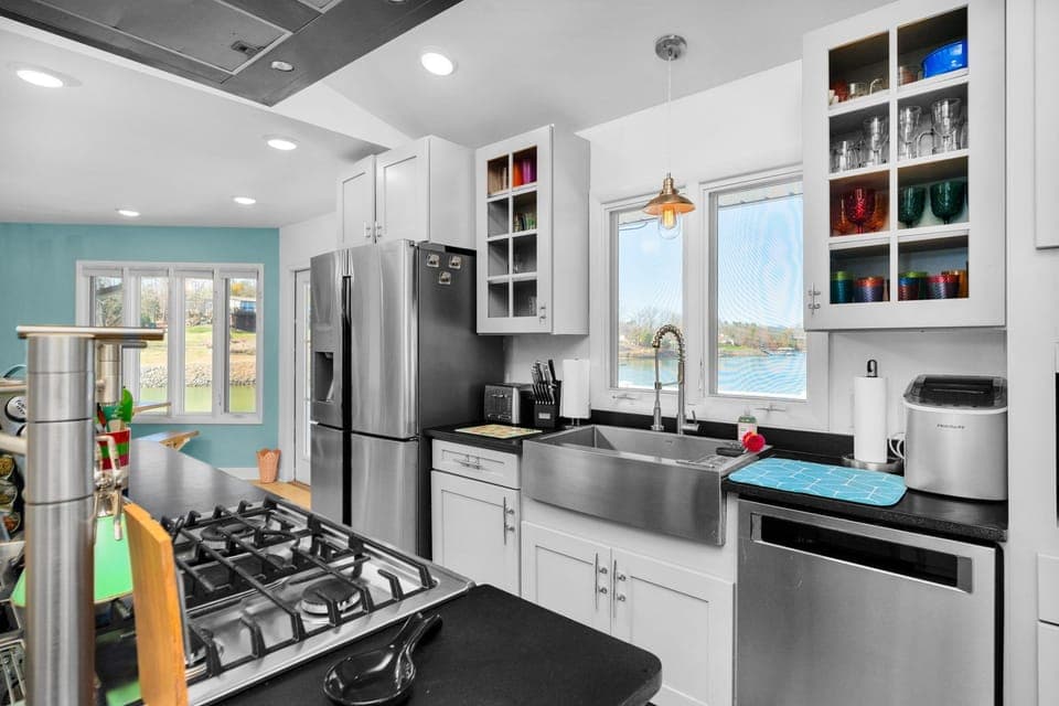 Luxurious well stocked kitchen just bring the chef Or order pizza