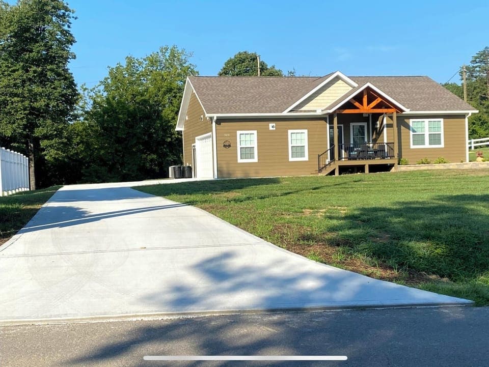 Easy accessible from main road.
1 Mile to Parkway light #3 Pigeon Forge 