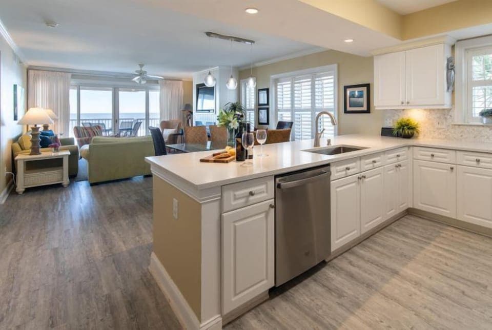 Prepare your meal in the breakfast bar and enjoy the ocean view.