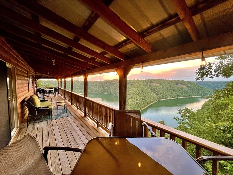 Come relax at Lake N Logs at CHL.  Newly renovated & decorated inside and out.