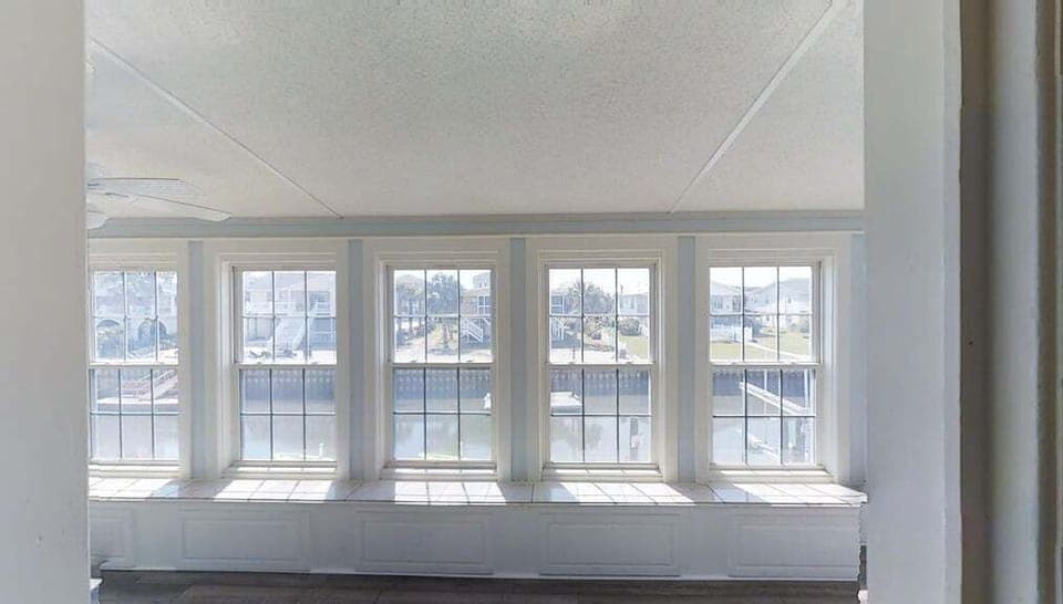 Carolina room views of marine birds, sea life and boats on the water