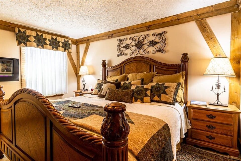 King Suite | Premium bedding, individually decorated, individually furnished, desk