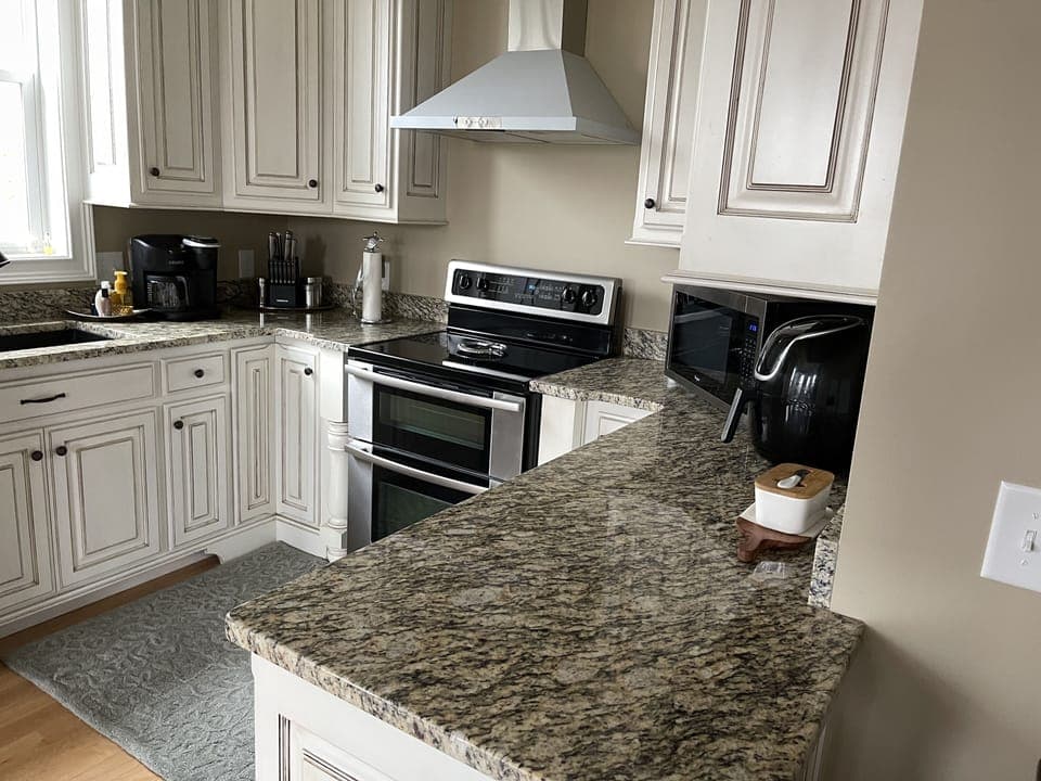 Kitchen w soft close cabinets, granite, new stainless appliances 