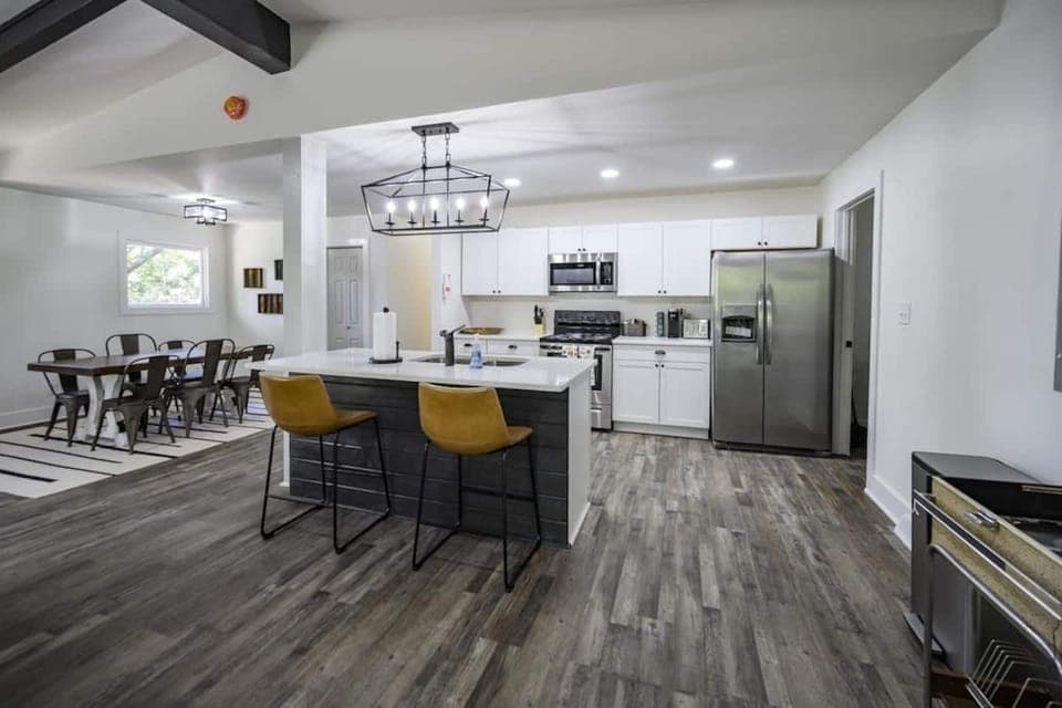 The fully equipped kitchen boasts sleek countertops, state-of-the-art appliances, and all the essentials you need to whip up delicious farm-to-table meals.