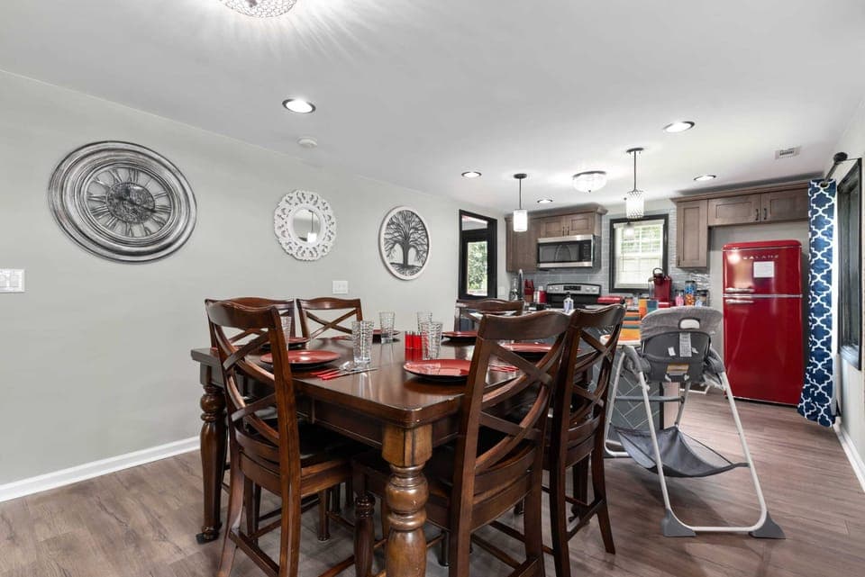 Highchair & children's dishware provided