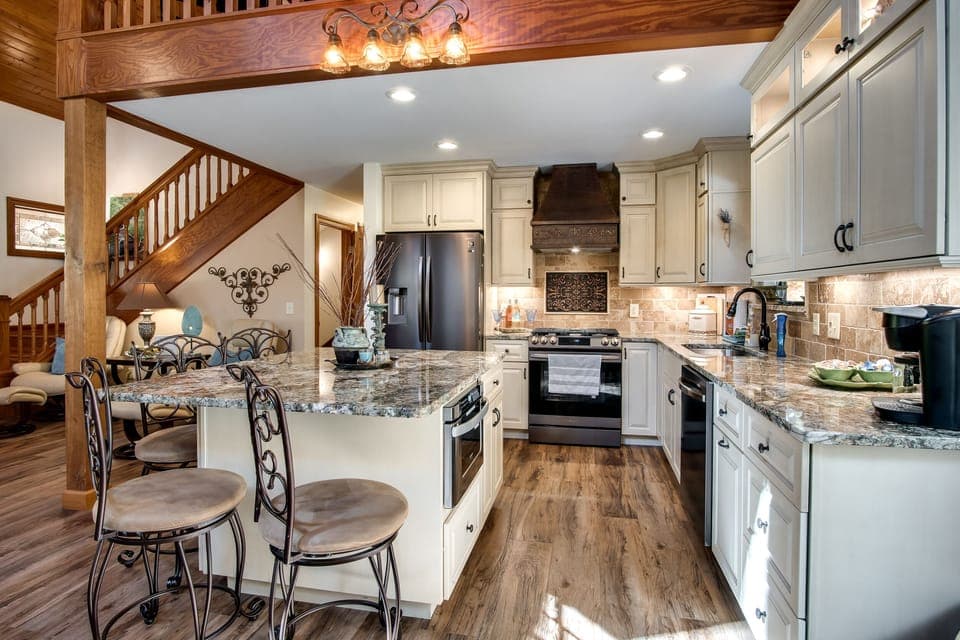 More than enough space to work and visit during mealtime