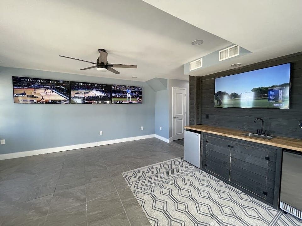 Downstairs bonus room (4 TVs, ice maker and mini fridge)