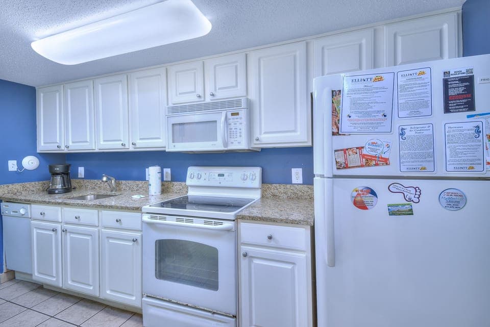 Basic Condo, 1 Bedroom, Balcony, Oceanfront (1205) | Private kitchen | Fridge, microwave, oven, stovetop