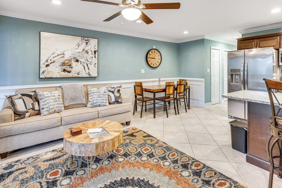Living Room | Free WiFi | Queen Sleeper Sofa | Twin Futon