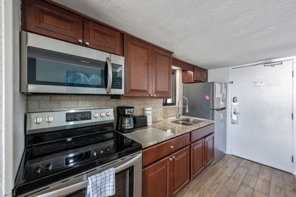 Deluxe Condo, 1 Bedroom, Oceanfront (303) | Private kitchen | Fridge, microwave, stovetop, coffee/tea maker