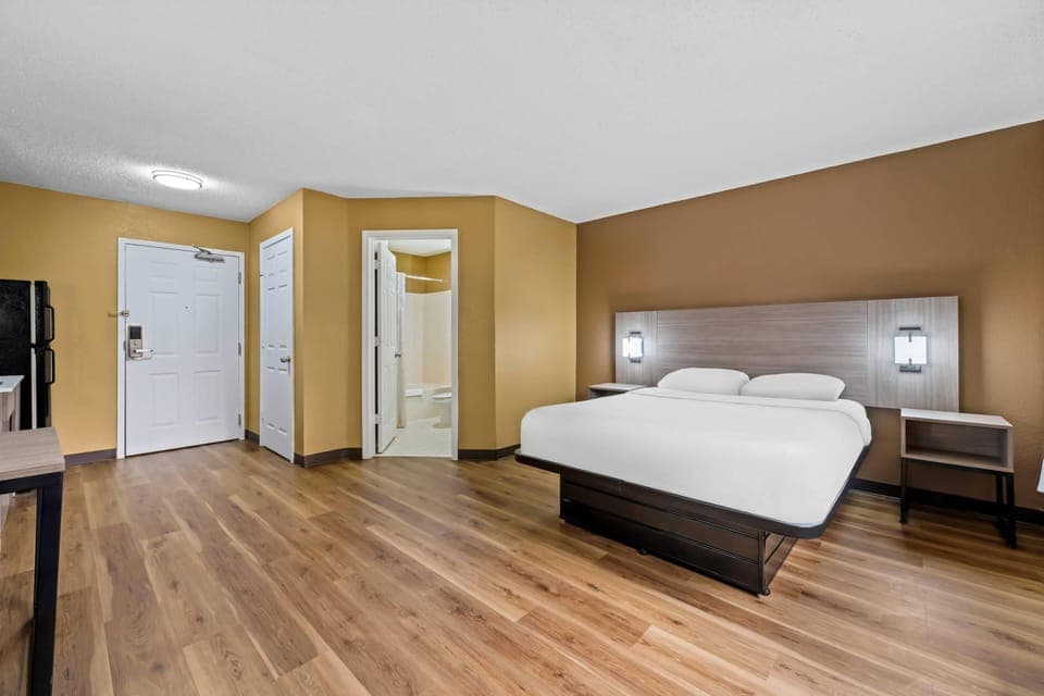 Standard Room, 1 Queen Bed, Non Smoking | Desk, laptop workspace, blackout drapes, iron/ironing board