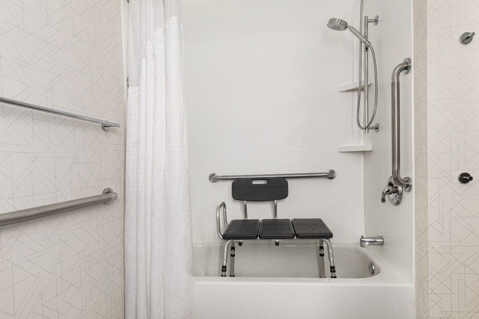 Combined shower/tub, hair dryer, towels