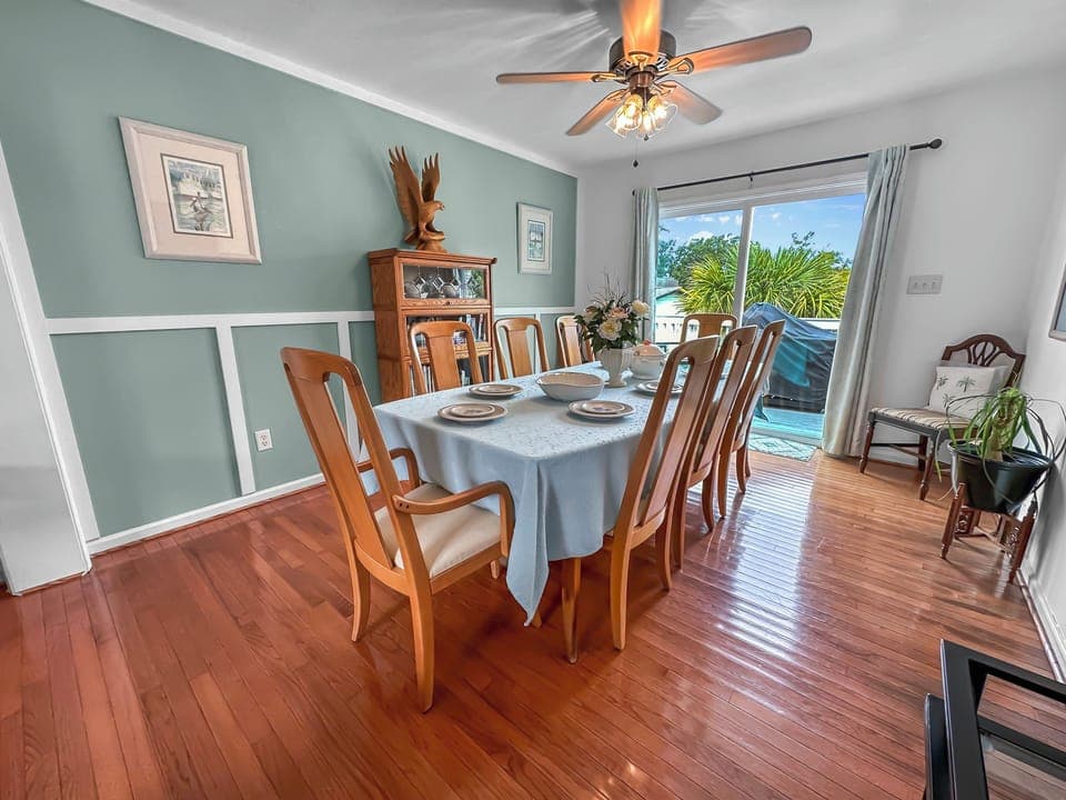 Cozy dining room with seating for 6