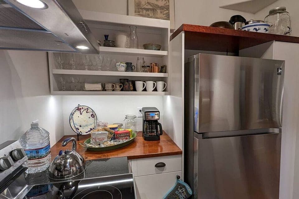 Complimentary coffee & tea service, drinking water & a few munchies