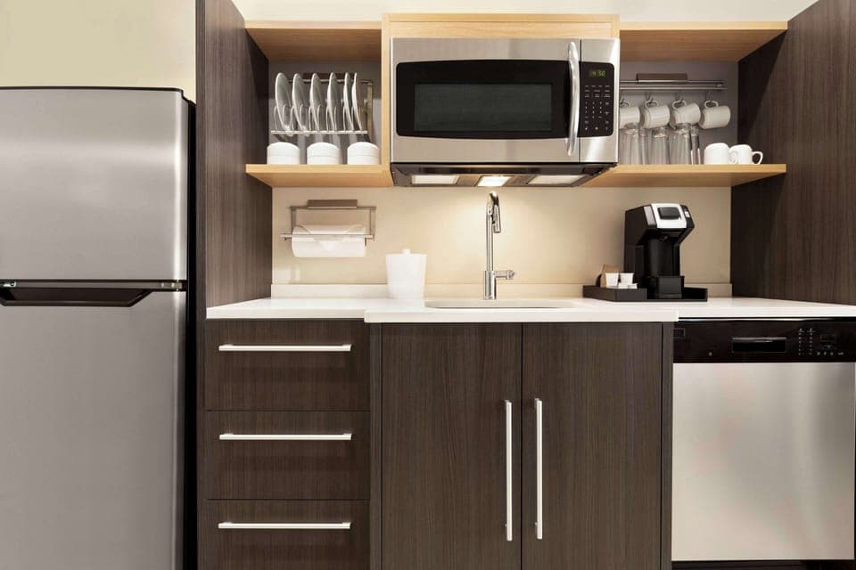 Full-size fridge, microwave, dishwasher, coffee/tea maker