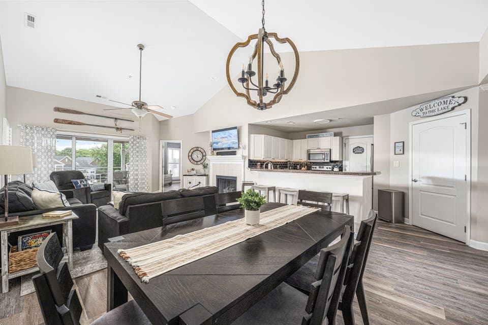 Beautiful Dining Room with views of the lake