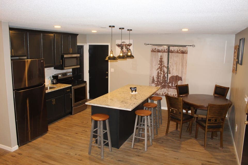 Kitchen & Dining
