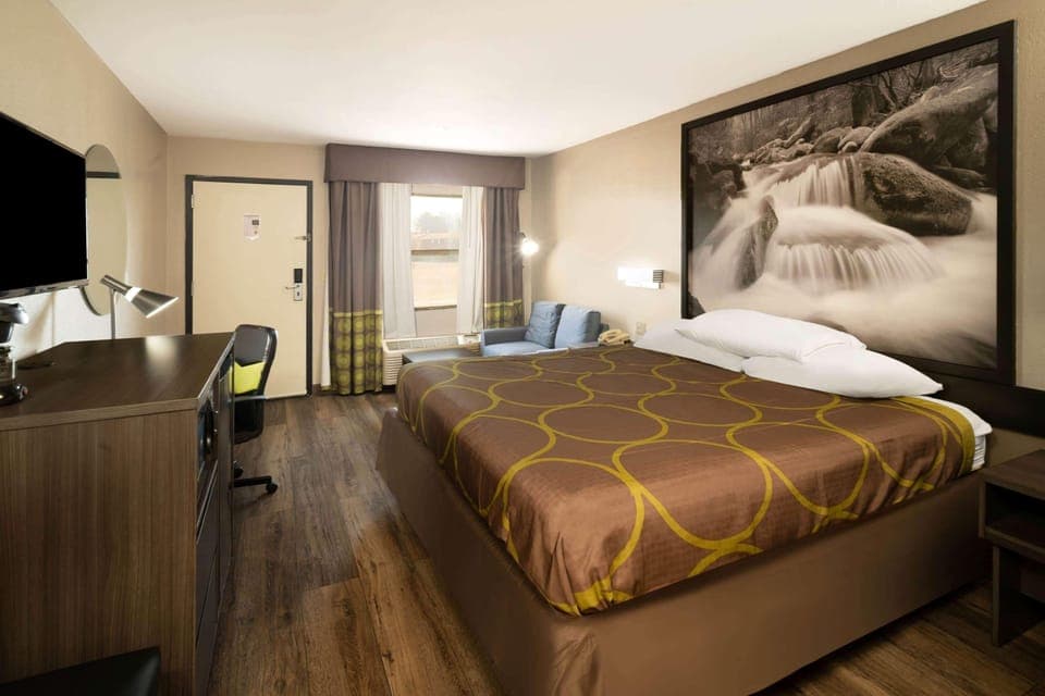 Suite, 1 King Bed, Non Smoking, Ground Floor | Iron/ironing board, rollaway beds, free WiFi, bed sheets