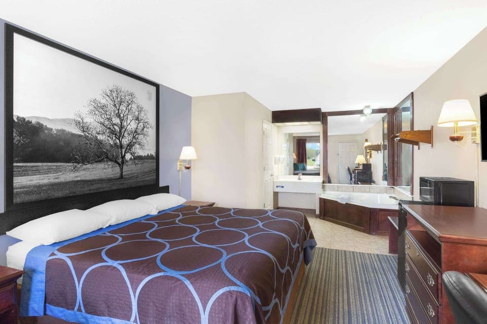 Studio Suite, 1 King Bed, Non Smoking | Individually decorated, individually furnished, desk, laptop workspace