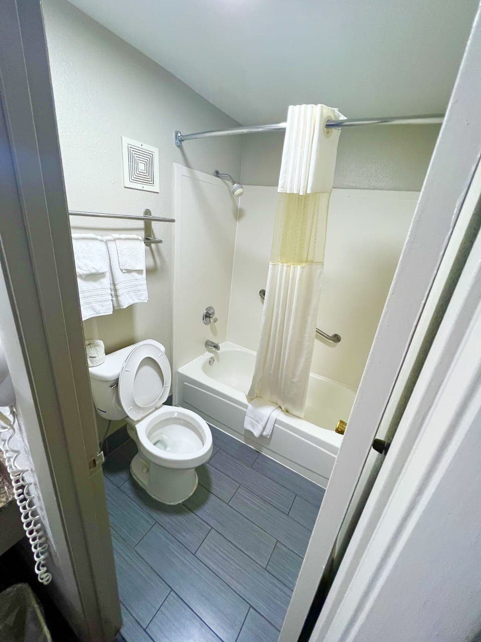Combined shower/tub, free toiletries, hair dryer, towels