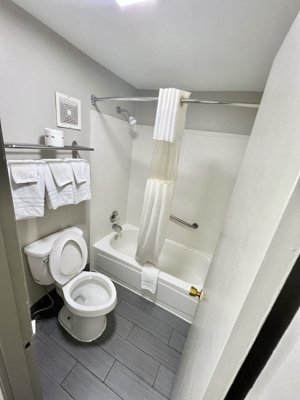 Combined shower/tub, free toiletries, hair dryer, towels