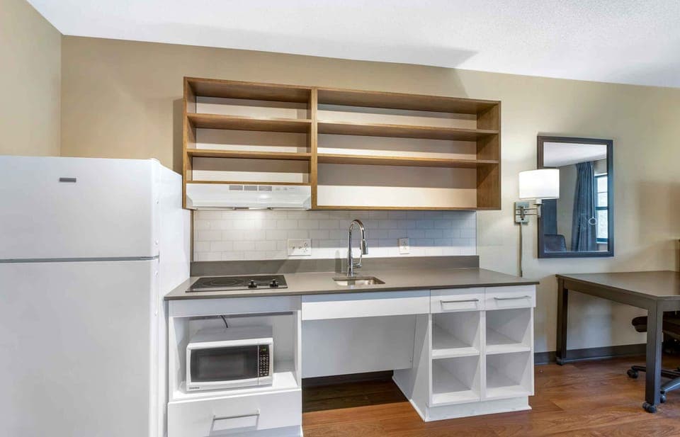 Full-size fridge, microwave, stovetop, coffee/tea maker