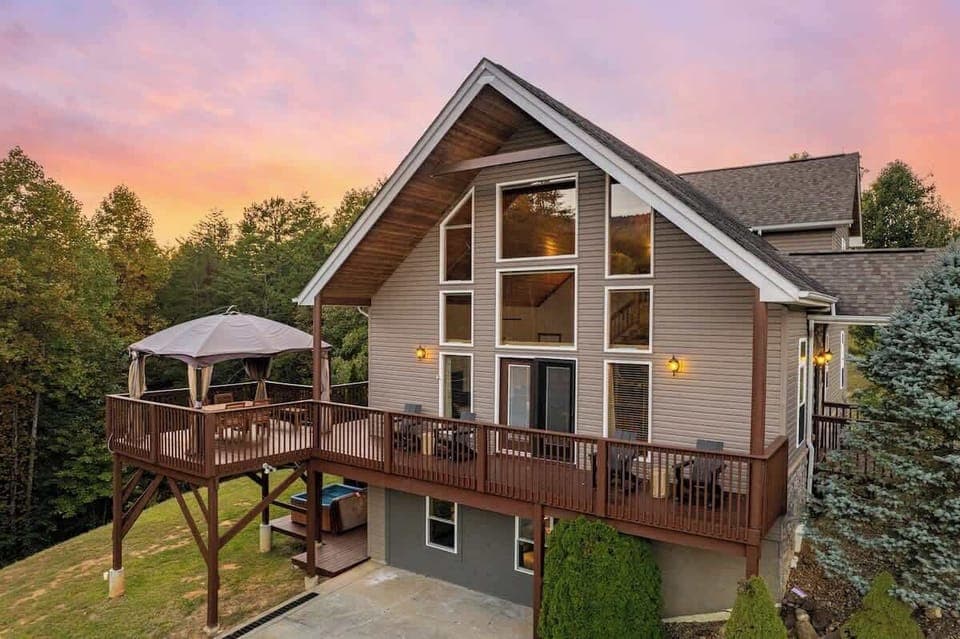 Relax and unwind under the stars on this spacious outdoor deck with stunning views!