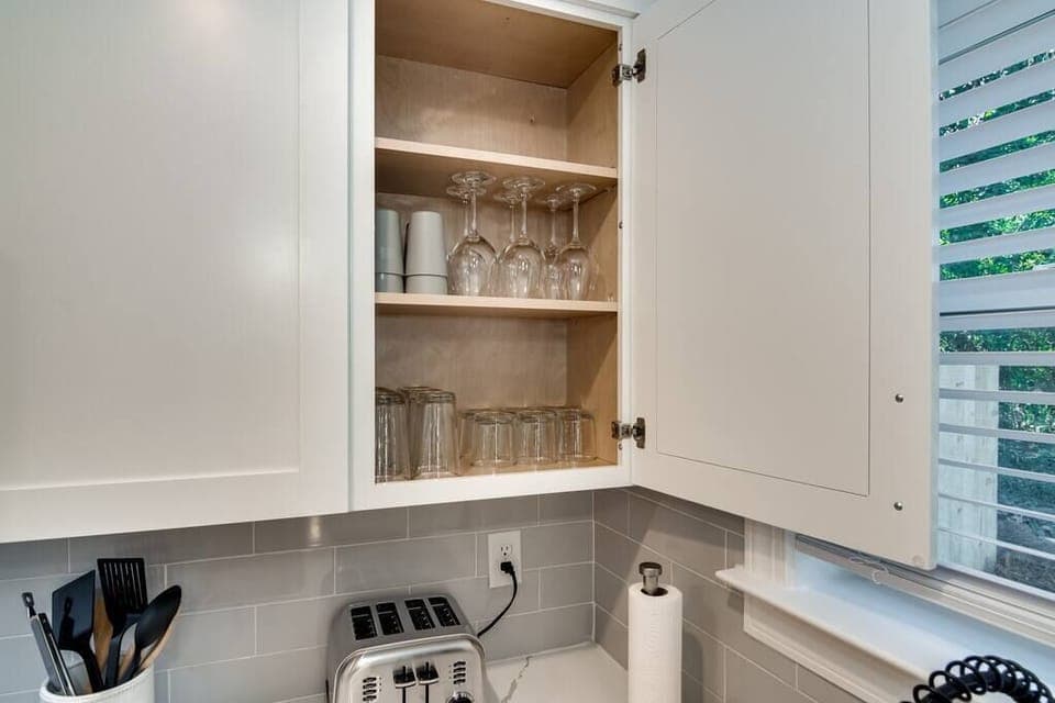 Fully Stocked Kitchen (4)