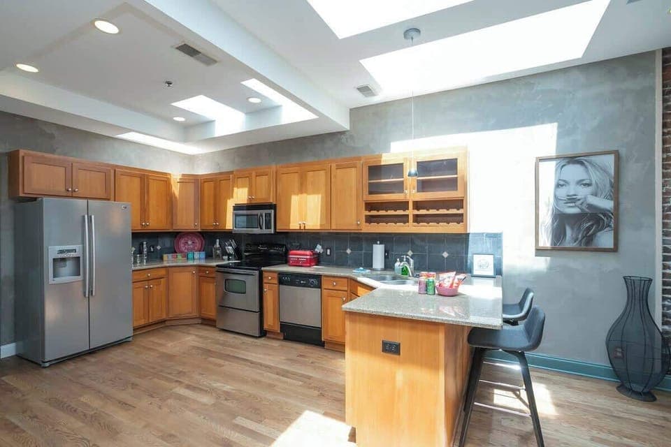  4 Stocked Kitchens