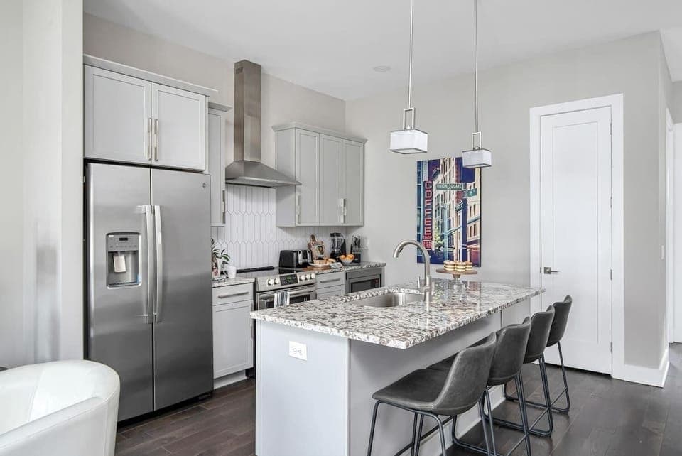 You can hangout by the kitchen island while waiting for your food to be cooked!