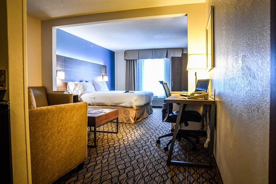 Suite, 1 King Bed | Desk, iron/ironing board, free cribs/infant beds, free WiFi