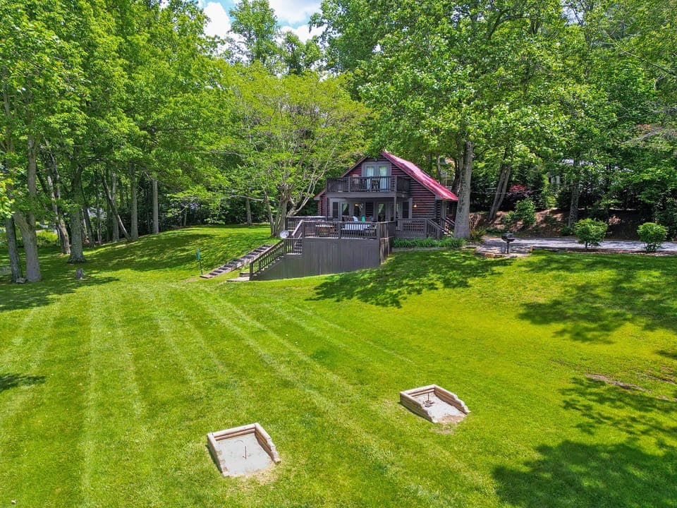 Waters Edge Cabin Rental exterior